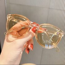 Kids’s Black Cat-Eye Sunglasses – Glossy Frame with Gold Accents & Dark Lenses (3)